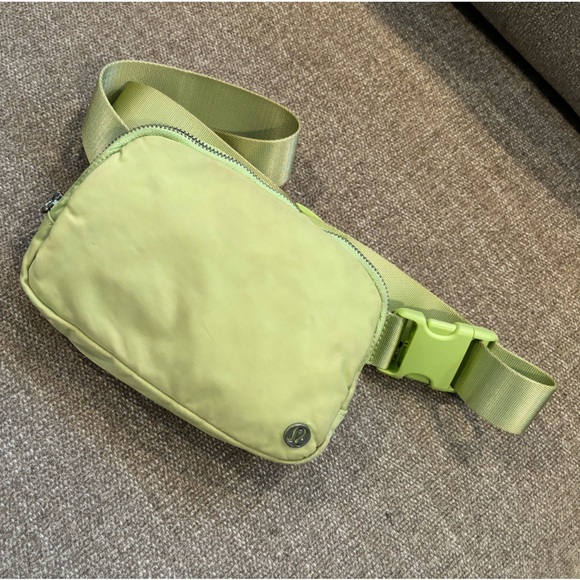 ✨LULULEMON Lime Everywhere Belt Bag - Picture 6 of 10
